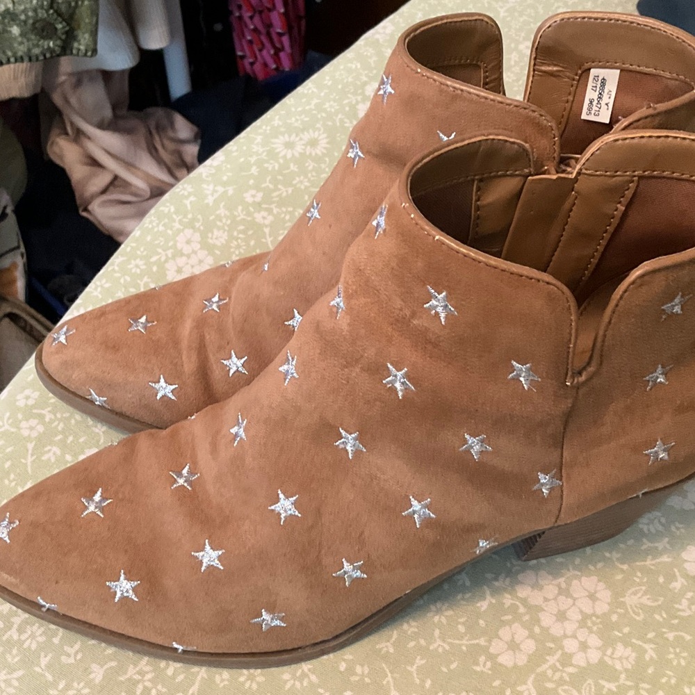 American Eagle Suede Tan Ankle Boots with Star Embroidery